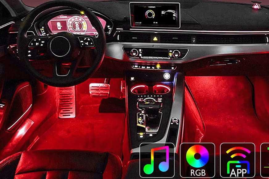 Ein Auto mit bunten LED-Lichtern ist zu sehen.